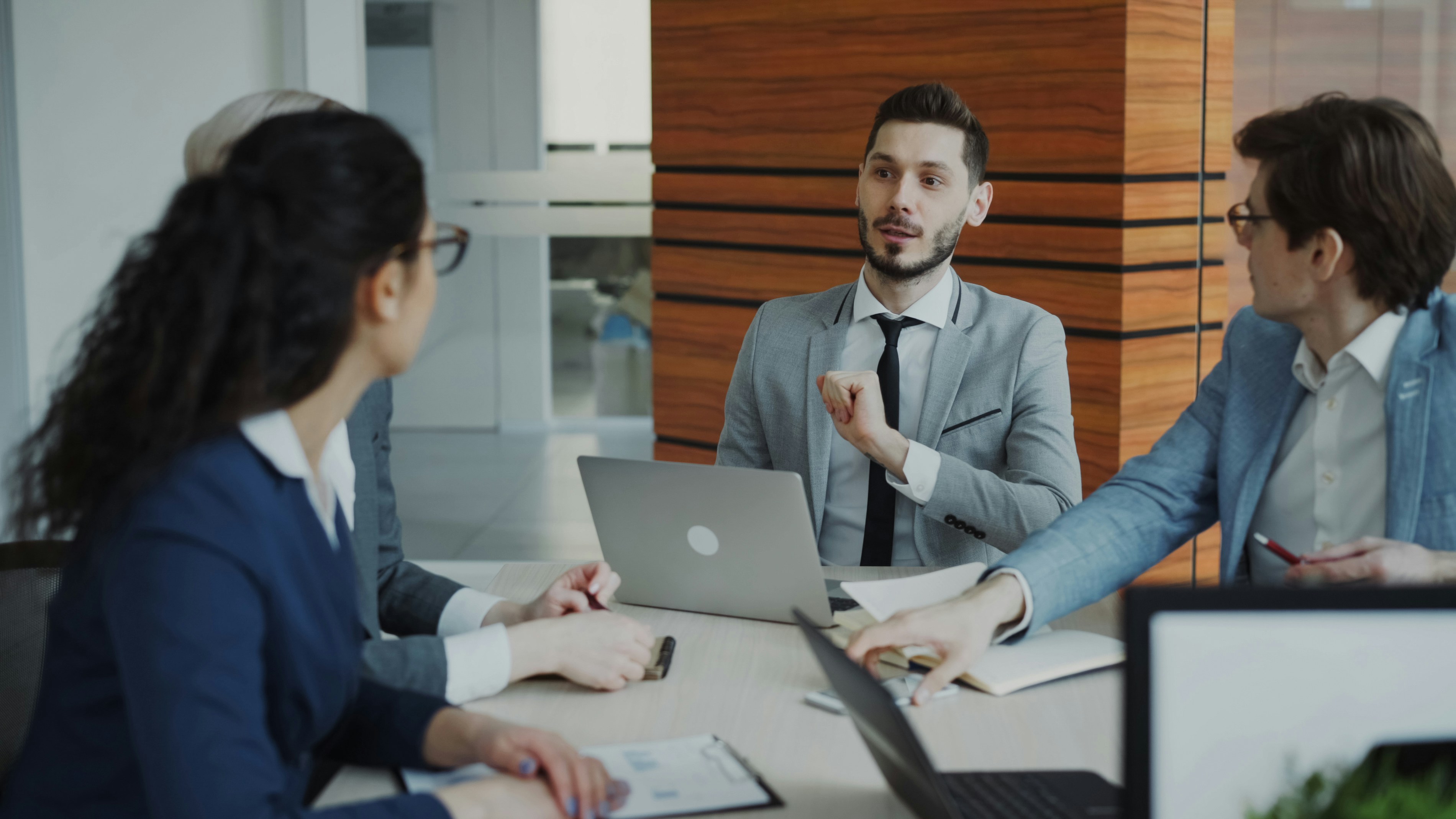 Equipo de consultoría T&T Solutions en reunión estratégica